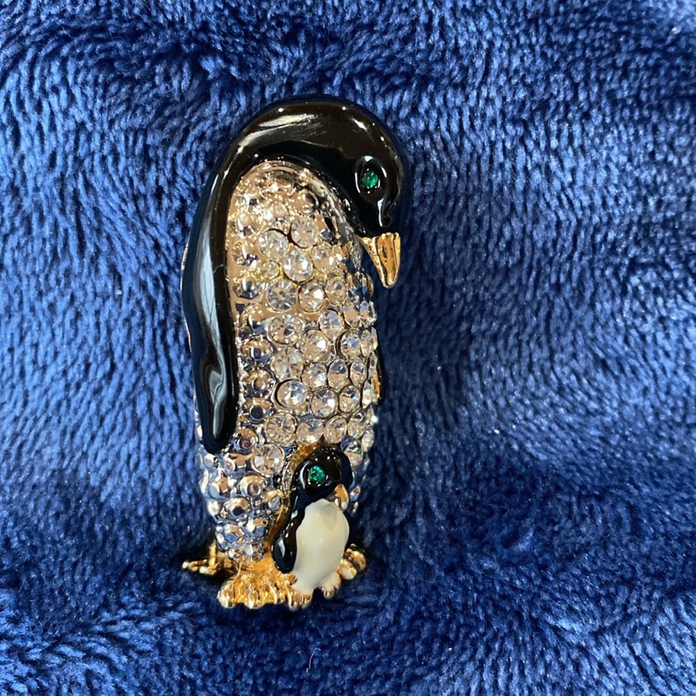 Rhinestone penguin with baby lapel pin unmarked. Heavy. 1.5” clasp blk wht gold